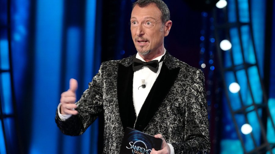 Sanremo Amadeus resta ma c’è l’ipotesi slittamento
