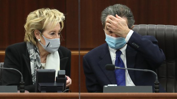 Vaccini in base al Pil, De Luca e de Magistris contro l'assessora Moratti