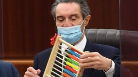 Bagarre al Pirellone su Lombardia zona rossa per errore, tra pallottolieri e proteste contro Fontana