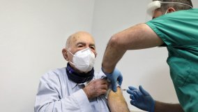 Roma, vaccinato Sami Modiano sopravvissuto ad Auschwitz. Zingaretti: 