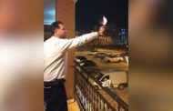Spara con una pistola a salve dal balcone a Capodanno, si dimette presidente del consiglio di Foggia: 