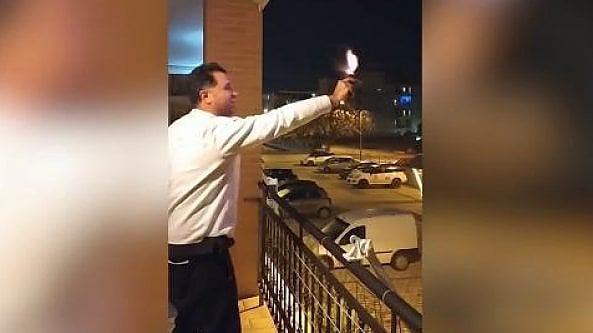Spara con una pistola a salve dal balcone a Capodanno, si dimette presidente del consiglio di Foggia: 