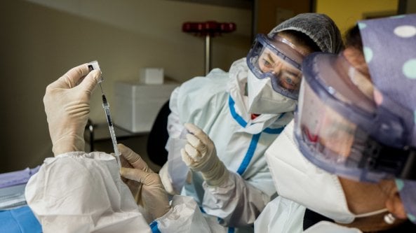 Vaccino anti Covid in Lombardia, da domani 6.000 al giorno. A marzo scatta la Fase 2