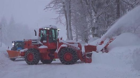 Due metri di neve all'Abetone: i Vigili del fuoco al lavoro in strada