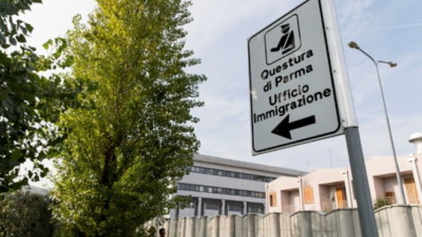 Permessi di soggiorno più veloci dietro pagamento: ai domiciliari agente di polizia a Parma