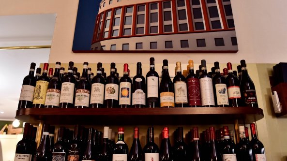Milano, furto di bottiglie di vino pregiate dalla cantina del ristorante La Brisa: ladri in fuga con un bottino da 30 mila euro