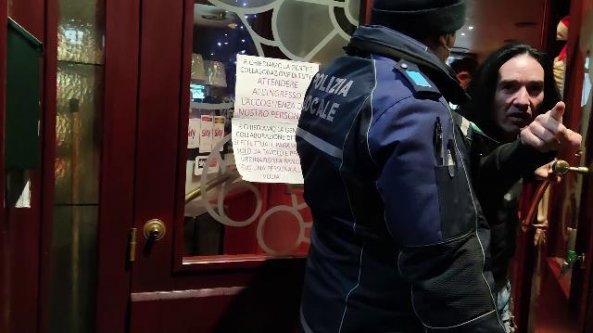Al pub ribelle, aggressione al cronista di Repubblica