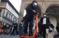 Firenze, casco obbligatorio sul monopattino doppio ricorso al Tar