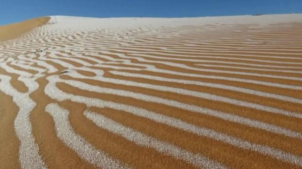 Freddo record in Algeria: la neve imbianca il deserto del Sahara