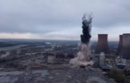 La torre della centrale elettrica demolita con un'esplosione controllata: il momento del crollo