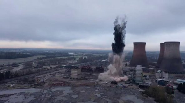 La torre della centrale elettrica demolita con un'esplosione controllata: il momento del crollo