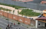 Torino, diventa papà mentre è recluso al Cpr ma non può  vedere la figlia e rischia il rimpatrio
