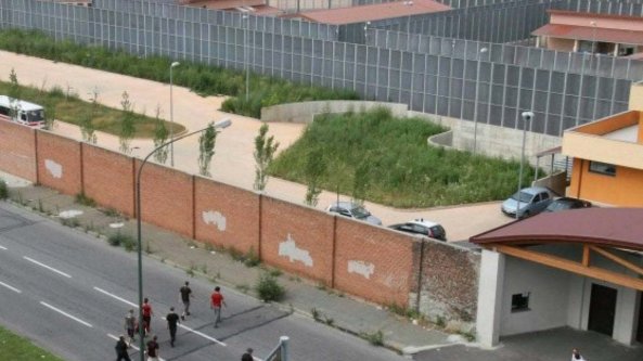 Torino, diventa papà mentre è recluso al Cpr ma non può  vedere la figlia e rischia il rimpatrio