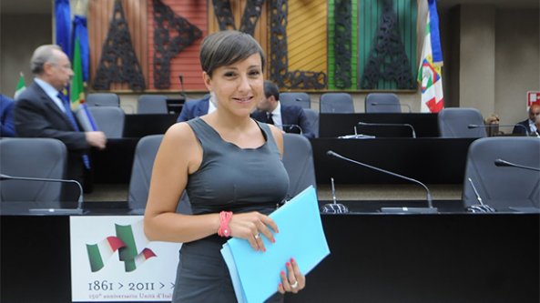 Rosa Barone prima assessora M5S (con riserva) nella Puglia di Emiliano: 