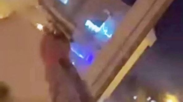 Bambino spara con una pistola dalla finestra: verifiche della polizia a Taranto