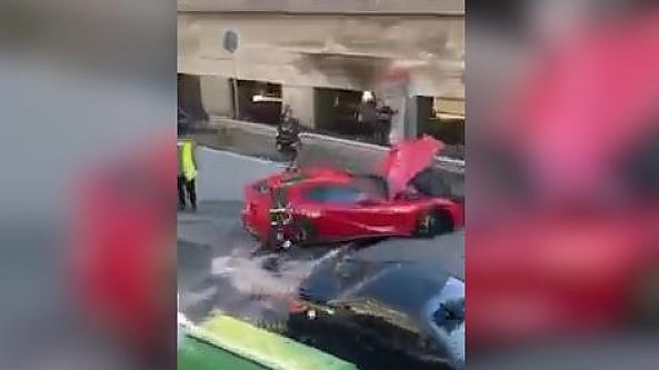 Gli distruggono la Ferrari, il portiere del Genoa: 