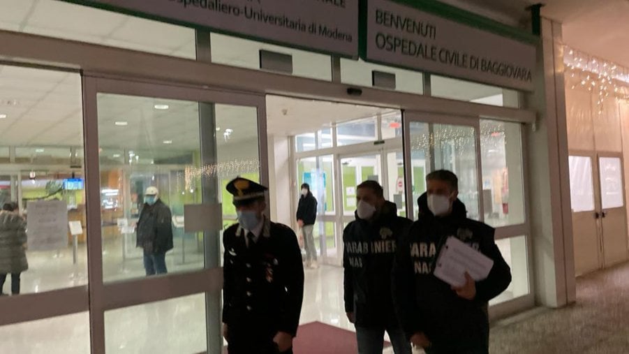Modena, vaccini ai parenti: sospensione per due medici e un volontario