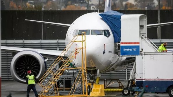 Indonesia, precipita in mare un Boeing partito da Giacarta: 62 le persone a bordo