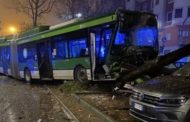Milano, autobus fuori servizio si scontra con un'auto e abbatte un semaforo e un albero