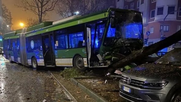 Milano, autobus fuori servizio si scontra con un'auto e abbatte un semaforo e un albero