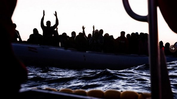 Migranti, neonato di un mese salvato su un gommone con 140 persone