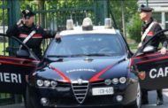 Va dai carabinieri per fare una denuncia, con la droga negli slip: ed esce in manette