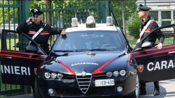 Va dai carabinieri per fare una denuncia, con la droga negli slip: ed esce in manette