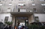 Napoli: donna cade a terra vicino al Pellegrini, ma in ospedale la portano a braccia i cittadini