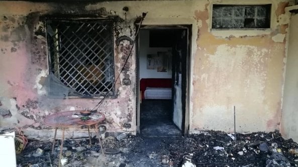 Roma, lanciano botti in un giardino a Capodanno e danno fuoco a tutta la casa: 