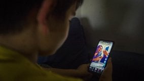 Tik Tok e i rischi del web, per il cellulare serve l'età giusta