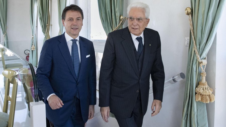 Crisi di governo, oggi i leader dell'opposizione al Colle. Conte al lavoro su 'fase 2': subito nuovi gruppi poi il rimpasto