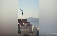 Giù dal grattacielo appesi ad un elastico: sui social le riprese acrobatiche di 