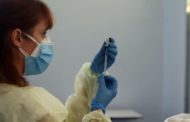 Vaccini, arrivate le dosi Pfizer. E qualche Regione aggiusta le priorità: avanti i professori e gli studenti di Medicina