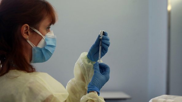 Vaccini, arrivate le dosi Pfizer. E qualche Regione aggiusta le priorità: avanti i professori e gli studenti di Medicina