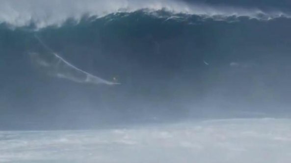 Hawaii, impresa dell'italiano Francisco Porcella: cavalca un'onda alta 16 metri