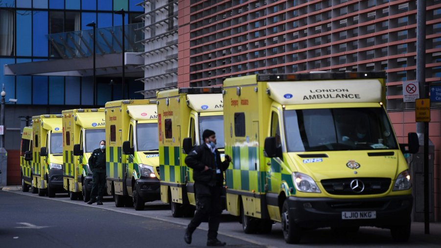 Coronavirus, non c'è la seconda dose? Londra pensa di mixare i vaccini