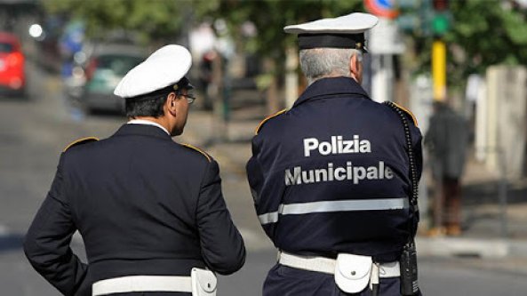 Taranto, due vigili aggrediti durante i controlli in centro: gli aggressori sono stati arrestati