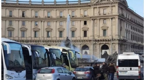 Roma, in piazza la protesta dei bus turistici: 