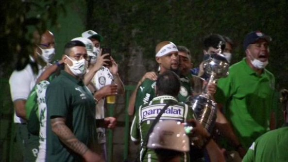 Tifosi folli. Festeggiano il Palmeiras ammassati e senza mascherine