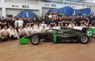 Tecnologia da corsa. Nella fabbrica dove si produce il nuovo telaio in fibra di carbonio per i bolidi