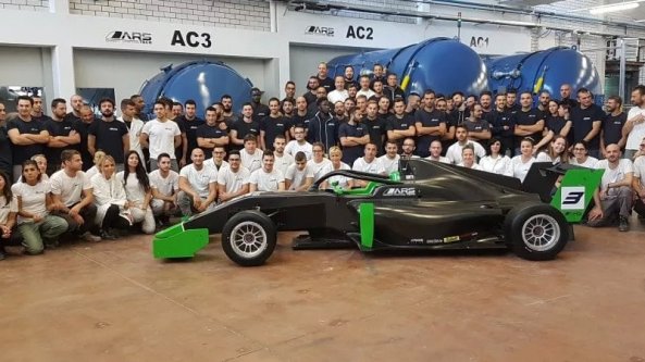 Tecnologia da corsa. Nella fabbrica dove si produce il nuovo telaio in fibra di carbonio per i bolidi
