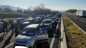 Caserta, la protesta dei ristoratori: traffico in tilt sull'A1