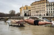 Il lockdown non ferma Mister Ok. Anche nel 2021 il tradizionale tuffo (anticipato) da Ponte Sisto