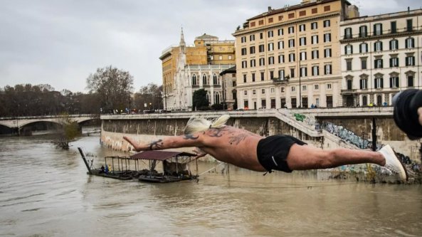 Il lockdown non ferma Mister Ok. Anche nel 2021 il tradizionale tuffo (anticipato) da Ponte Sisto