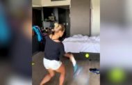 L'allenamento in quarantena della tennista nell'hotel a Melbourne