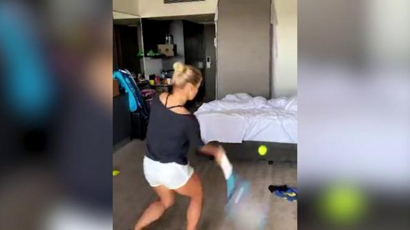 L'allenamento in quarantena della tennista nell'hotel a Melbourne