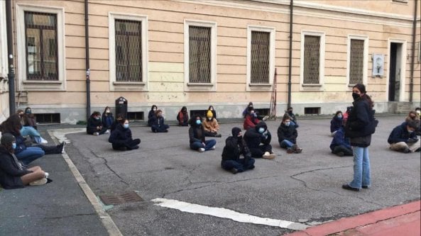 Gli studenti occupano il liceo Manzoni: 