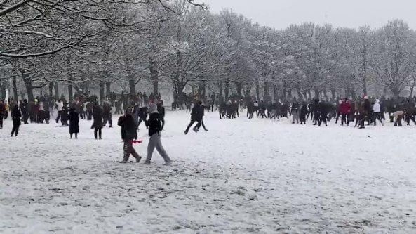 La maxi battaglia a palle di neve costa 20mila sterline di multa
