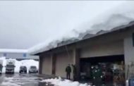 Il goffo tentativo di togliere la neve dal tetto finisce tra le risate