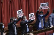 Crisi di governo, Conte in aula. Il centrodestra urla: 